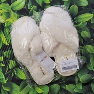 NWT Casa Clara Ava White Criss Cross Faux Fur Slipper size Large (40-41)